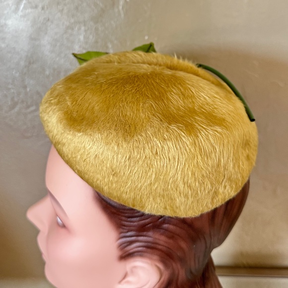 FESTIVE 1950s\' MUSTARD COLOR FURRY FELT TOQUE  WITH LARGE MATCHING FABRIC ROSE main image 12